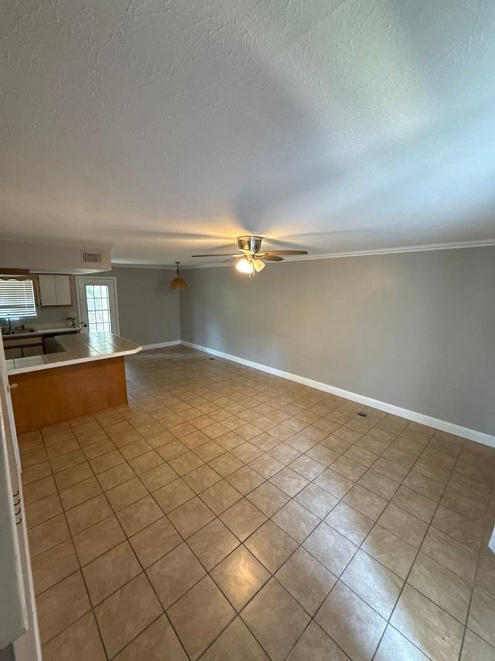 136 Bonnie Ln - Photo 3 of 16