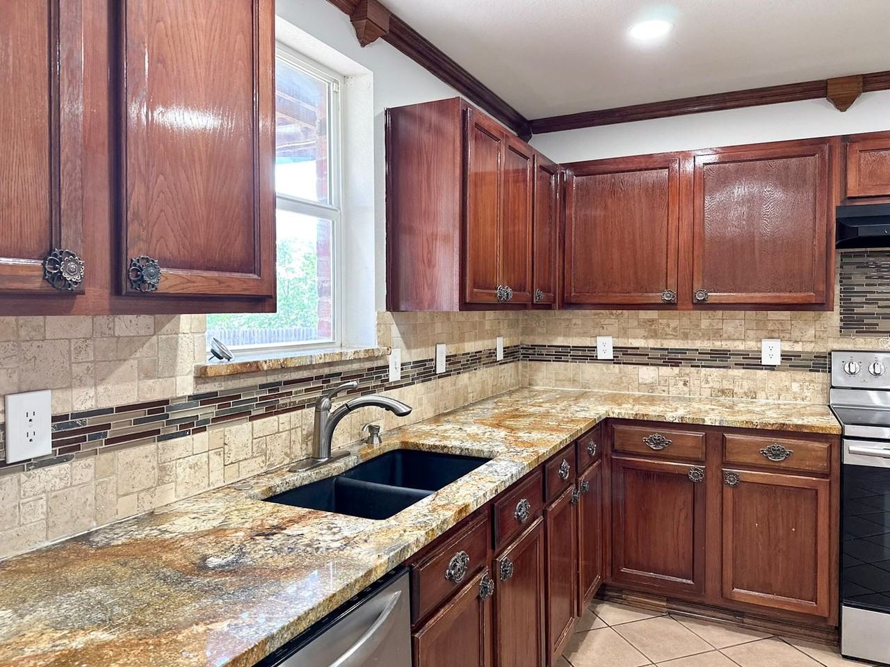 5049 Mosaic Dr - Photo 6 of 32