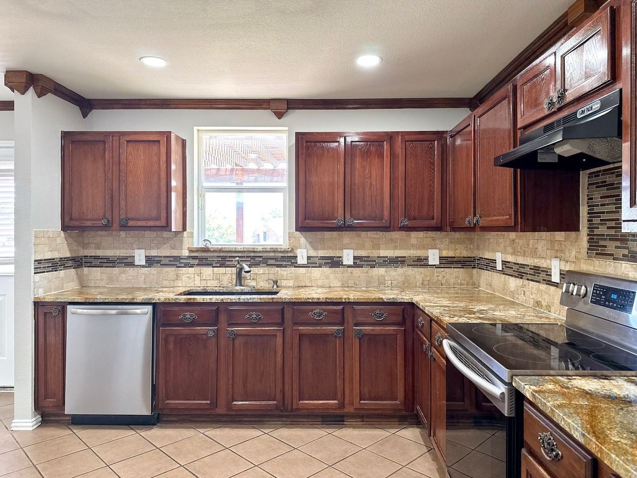 5049 Mosaic Dr - Photo 7 of 32