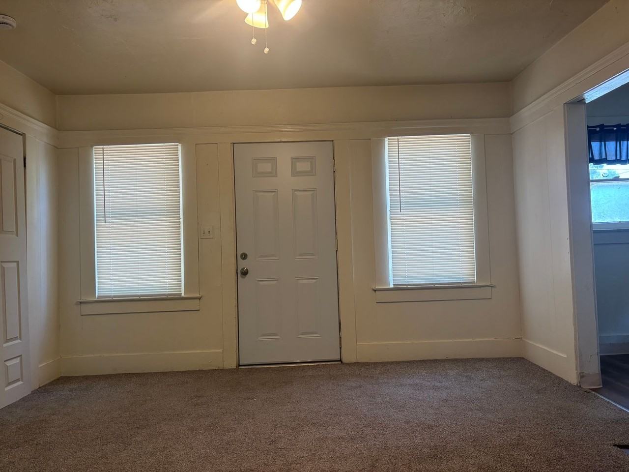 2087 N Marks Ave - Photo 4 of 10