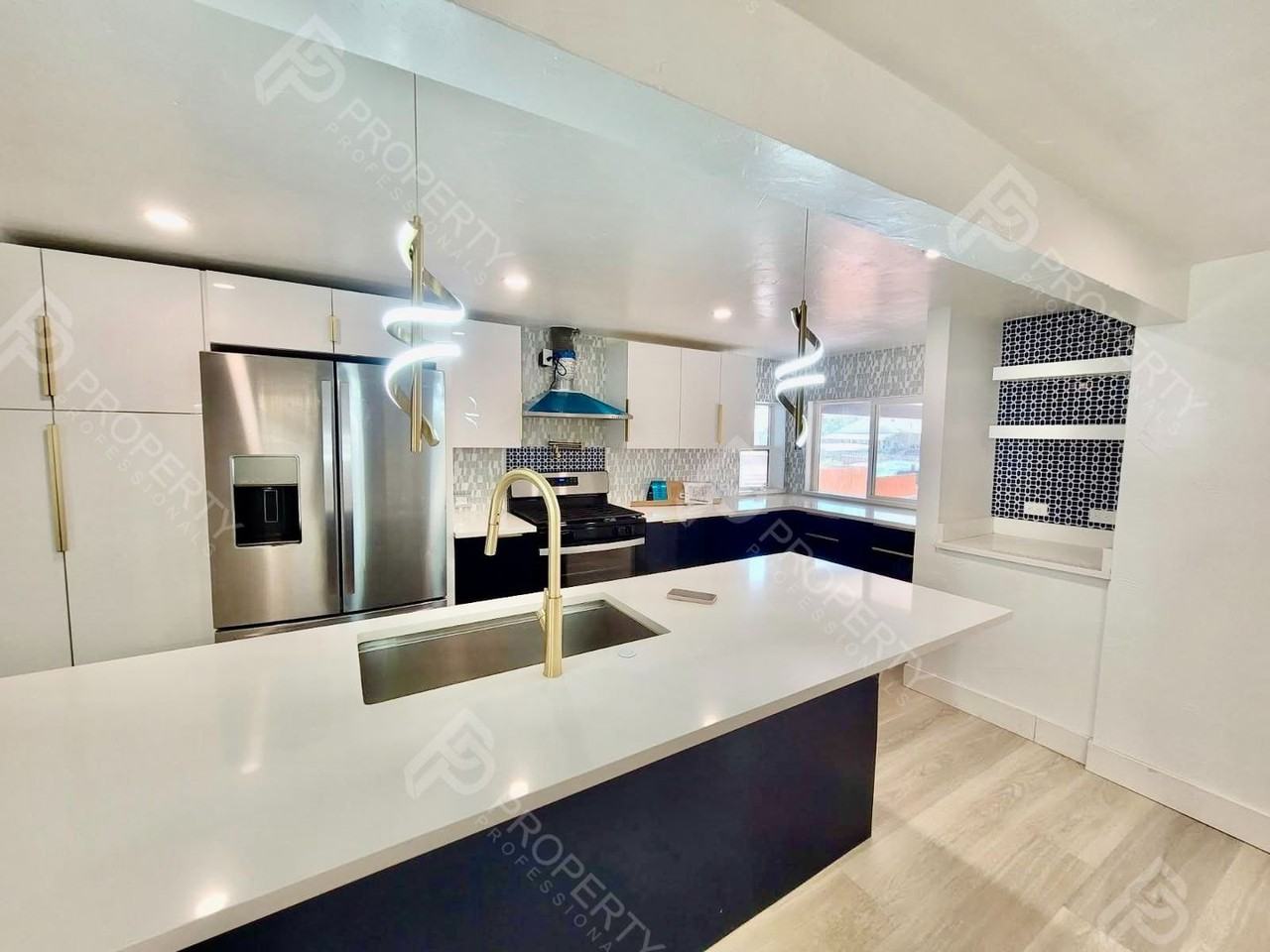 221 W 5th St - Photo 4 of 20