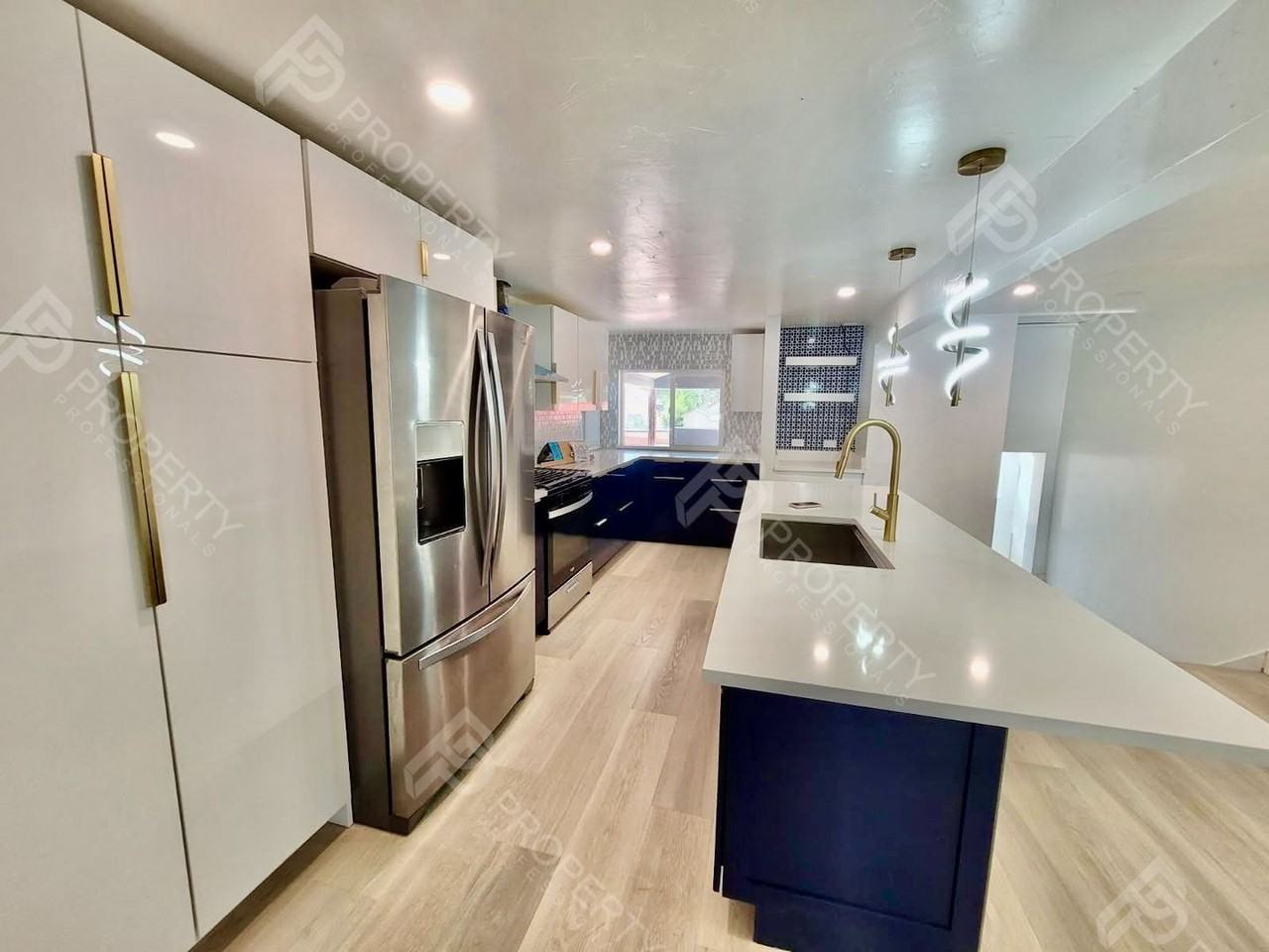 221 W 5th St - Photo 5 of 20