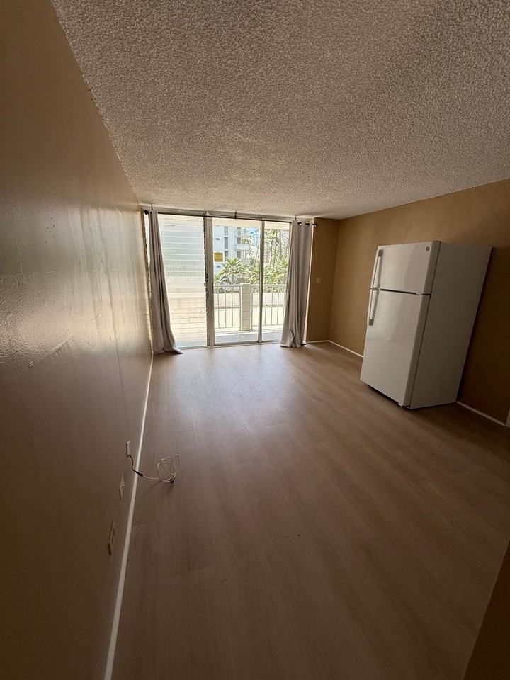441 Lewers St #403 - Photo 2 of 4