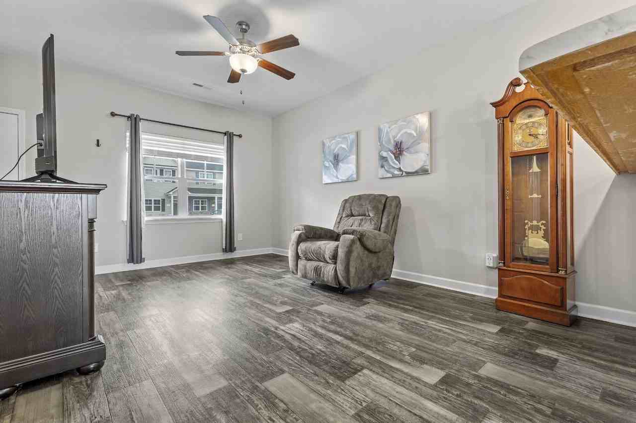 3 3 Jaydn Drive W - Photo 3 of 20