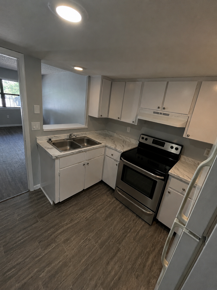 525 N Morgan Ave - Photo 2 of 5