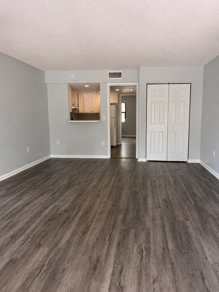 525 N Morgan Ave - Photo 3 of 5