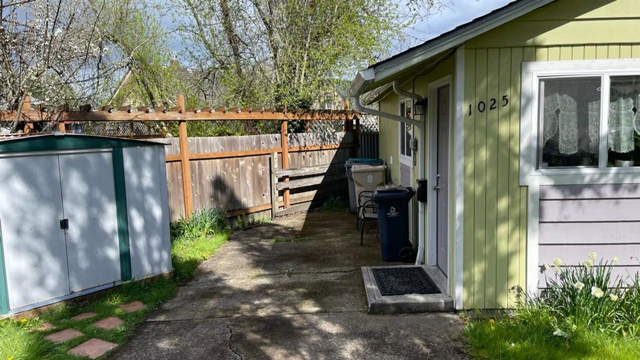 1025 Nw 28th St - Photo 2 of 9