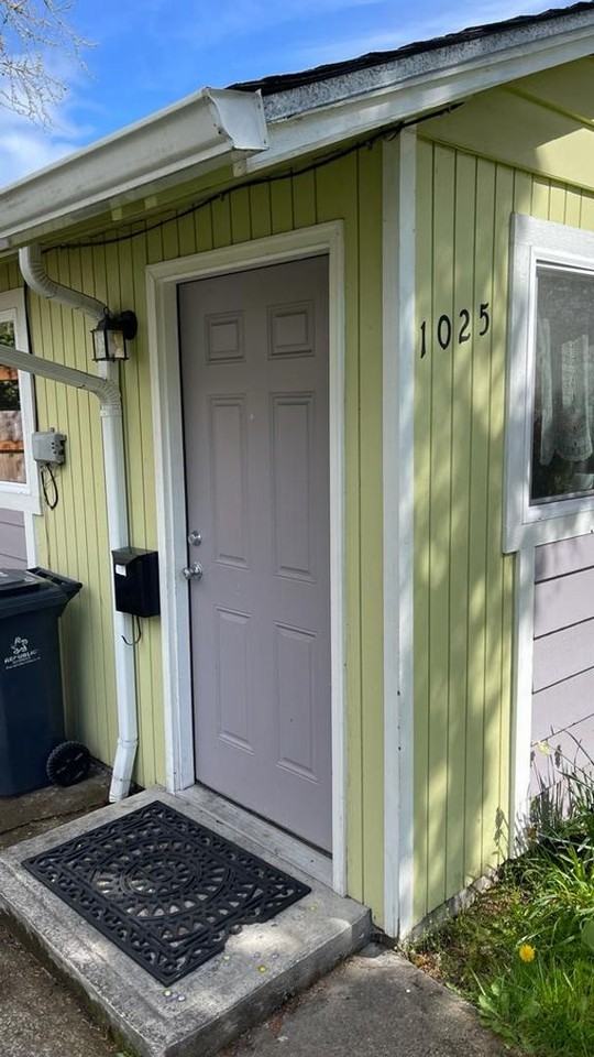 1025 Nw 28th St - Photo 3 of 9