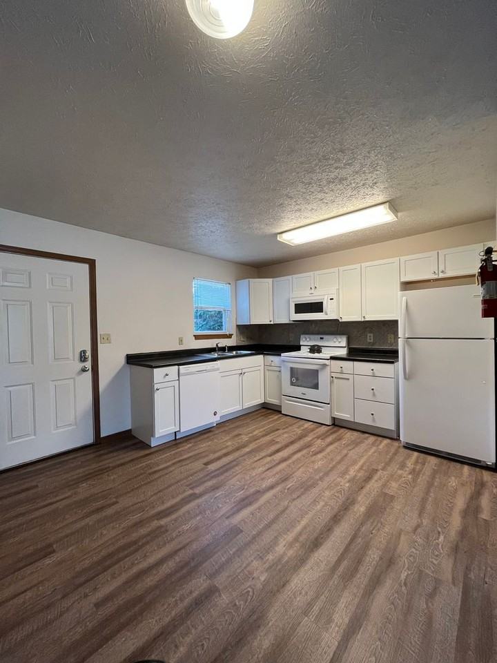 1001 Fannon Dr - Photo 5 of 39