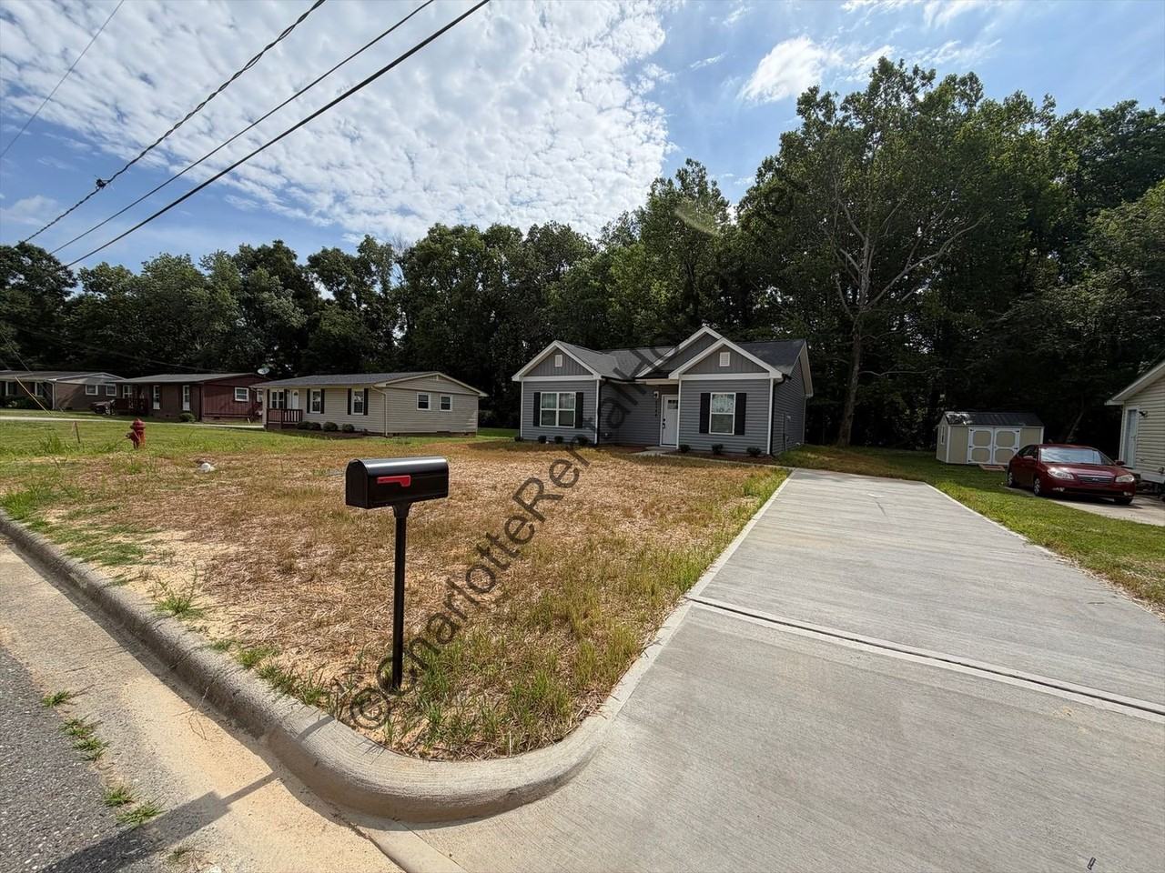 2144 Hartford Dr - Photo 2 of 13