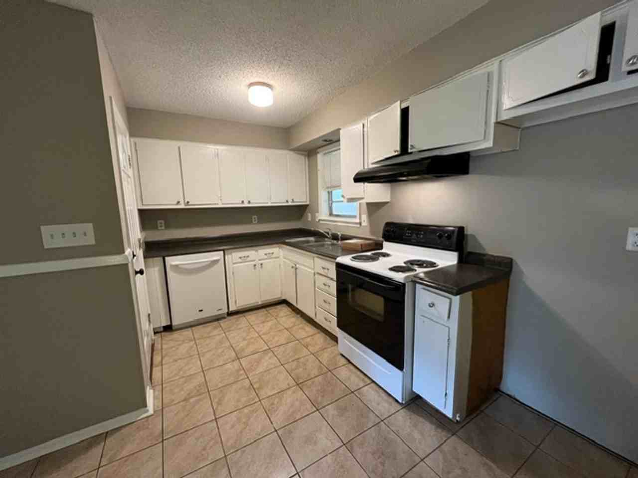 7813 Brentwood Dr - Photo 3 of 10