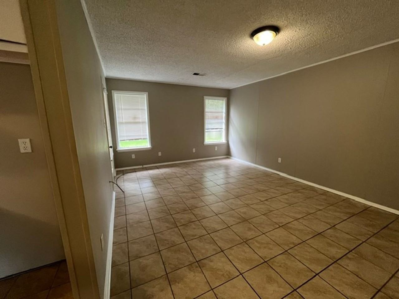 7813 Brentwood Dr - Photo 4 of 10