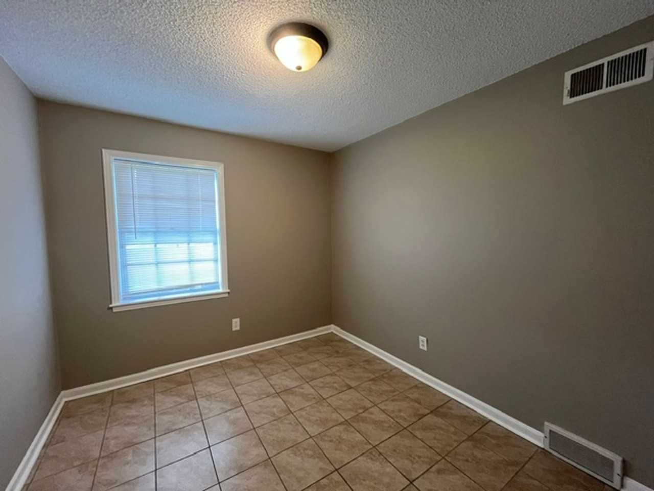 7813 Brentwood Dr - Photo 6 of 10