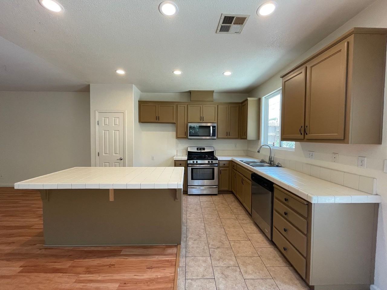 3976 Anastasia Ln - Photo 5 of 23