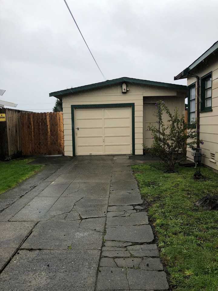 3320 Pine St - Photo 2 of 14