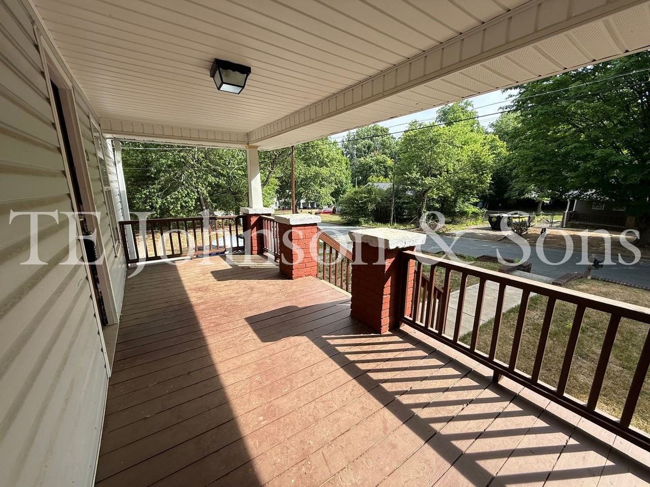 526 Chandler St - Photo 2 of 32