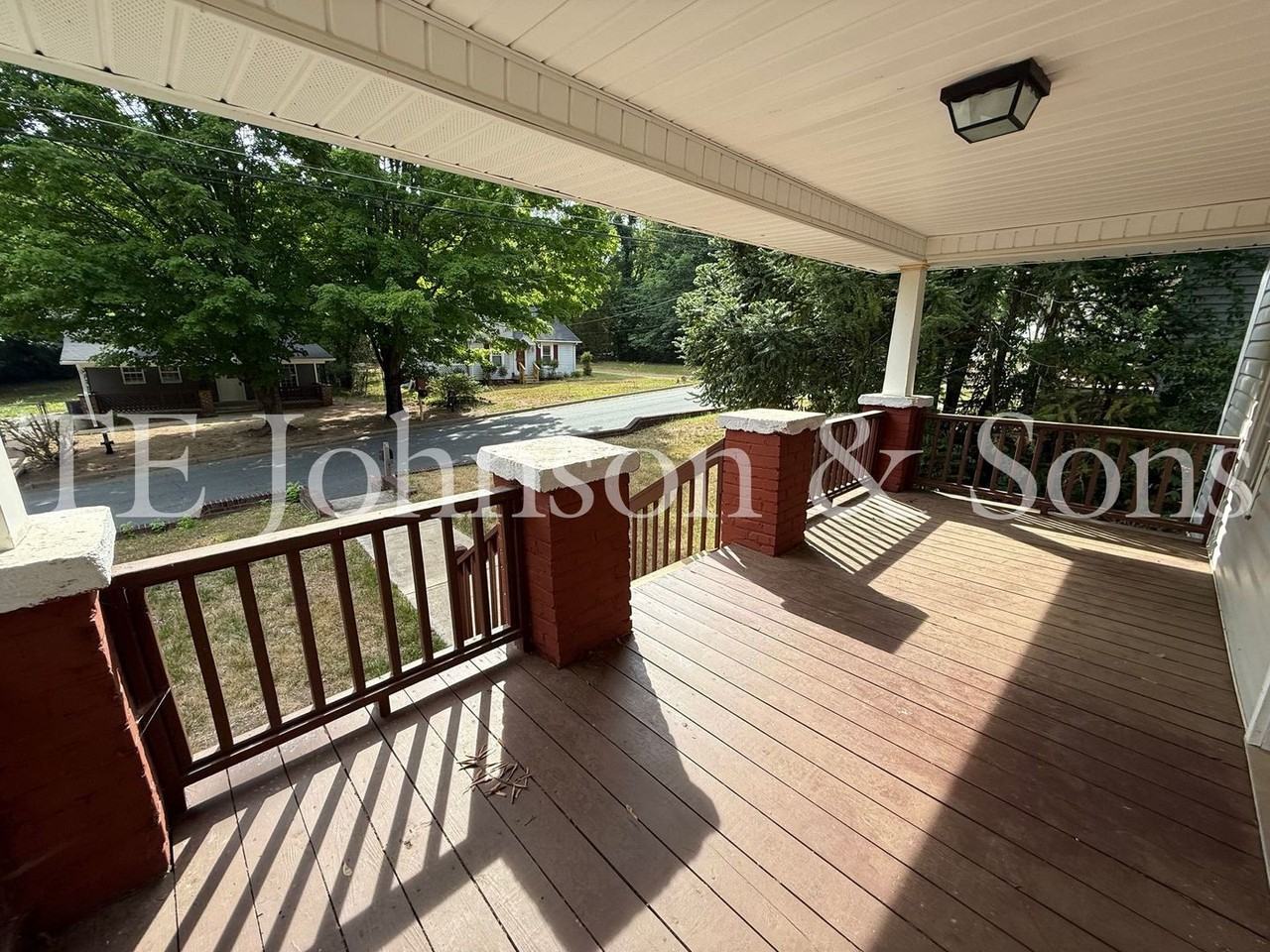 526 Chandler St - Photo 3 of 32