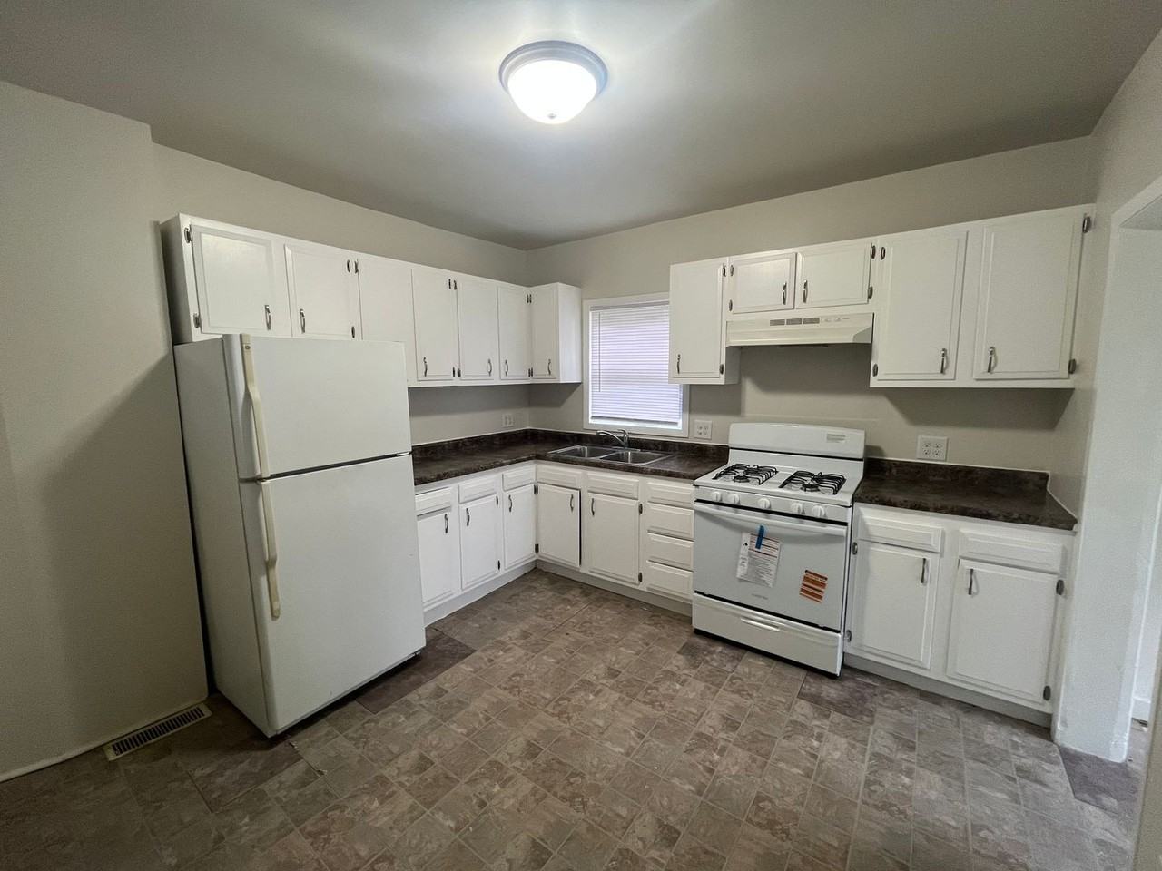 2318 Fremont St - Photo 4 of 7