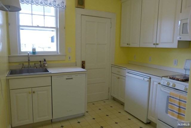 37 N Maple Ave - Photo 3 of 12