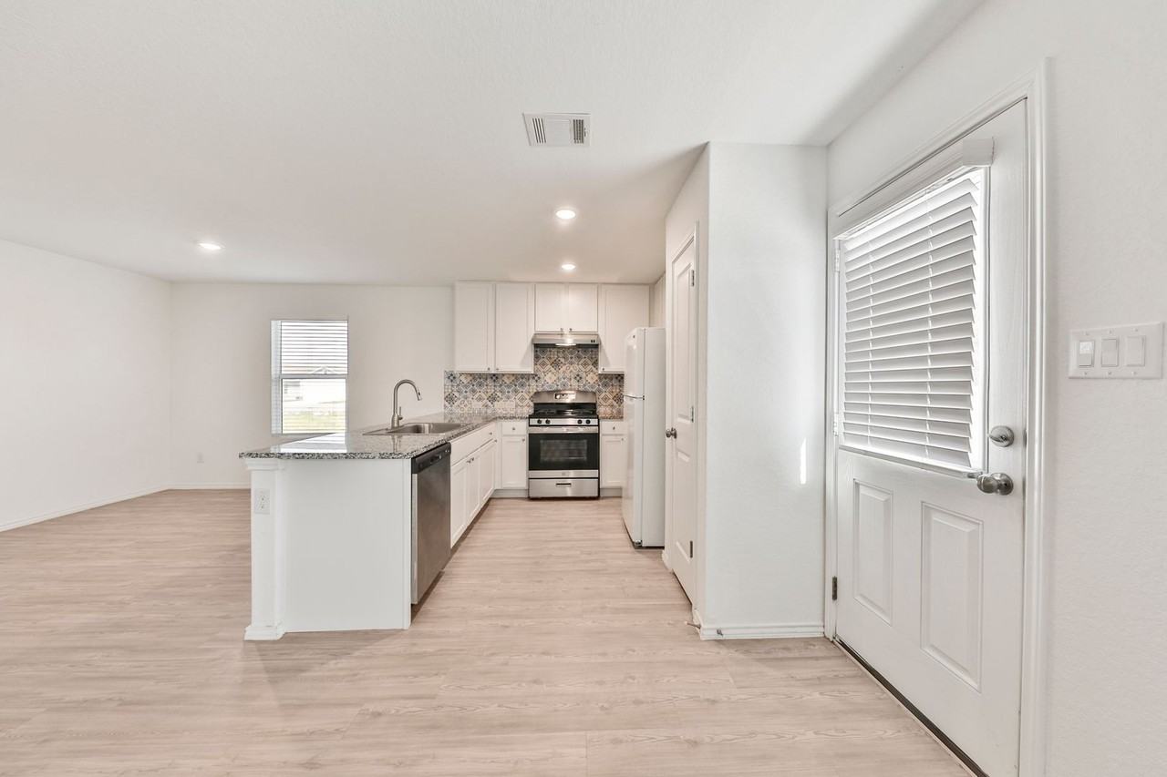 10626 Mcclintock Dr - Photo 3 of 38