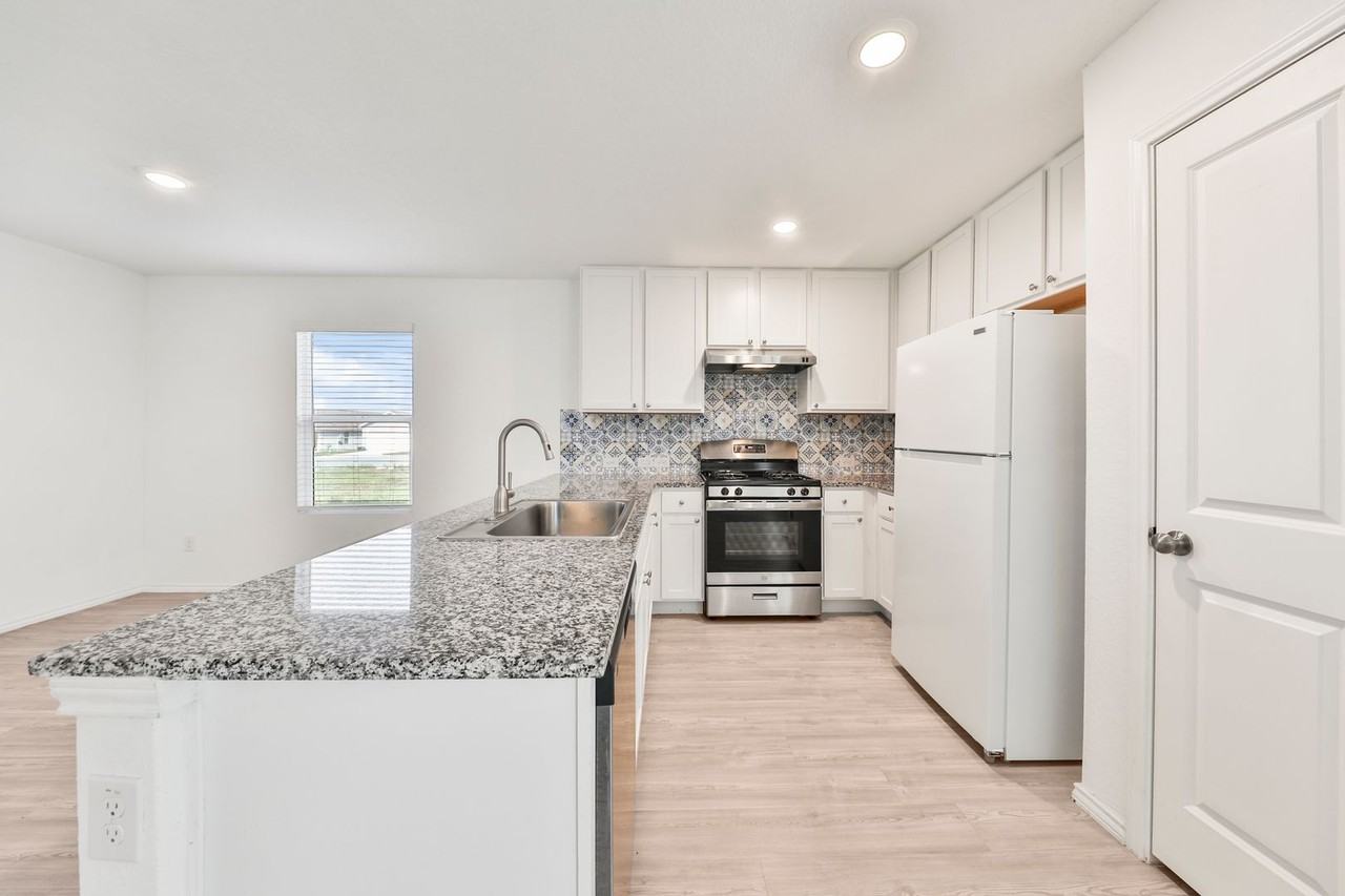 10626 Mcclintock Dr - Photo 4 of 38