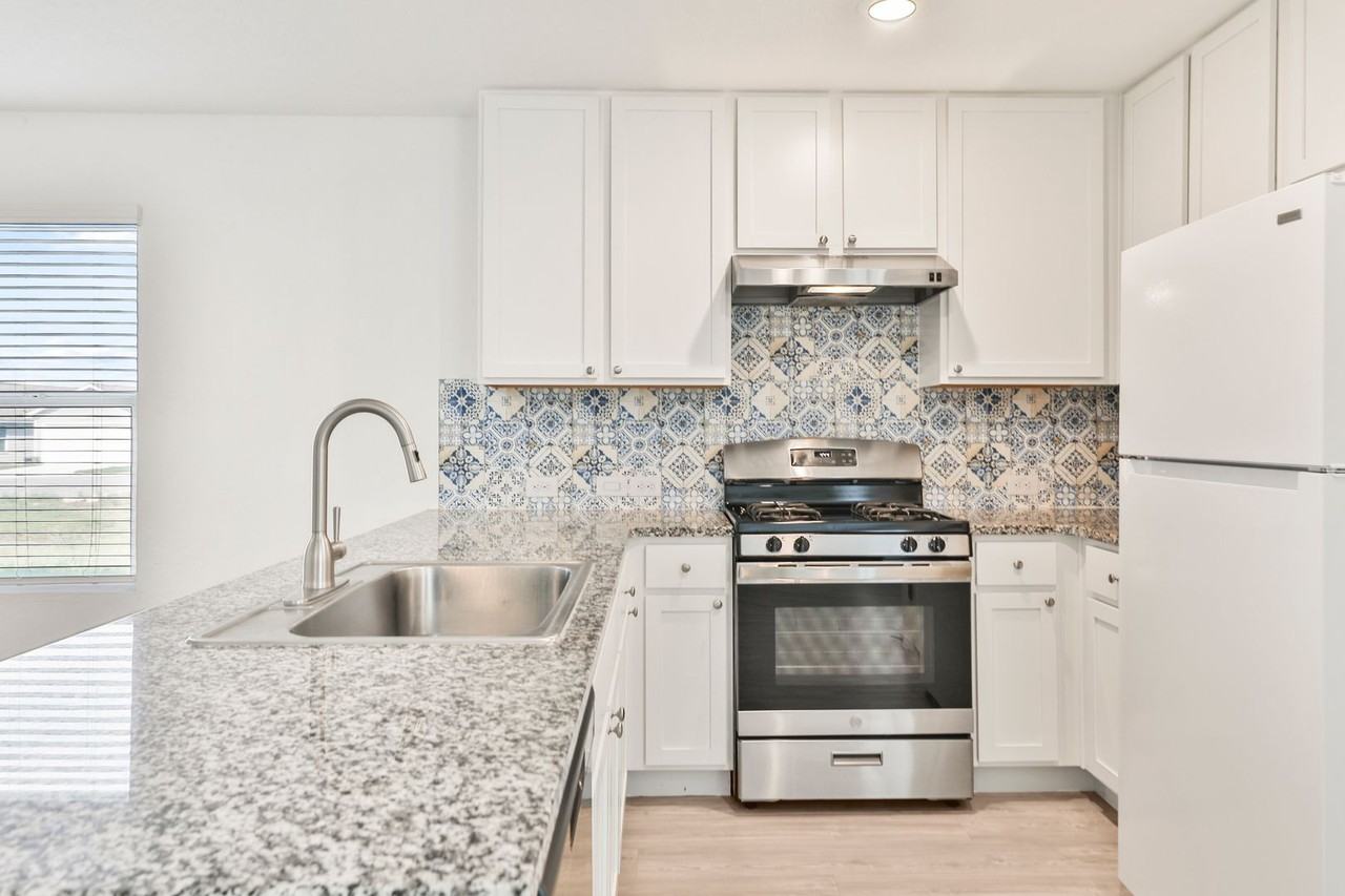 10626 Mcclintock Dr - Photo 5 of 38