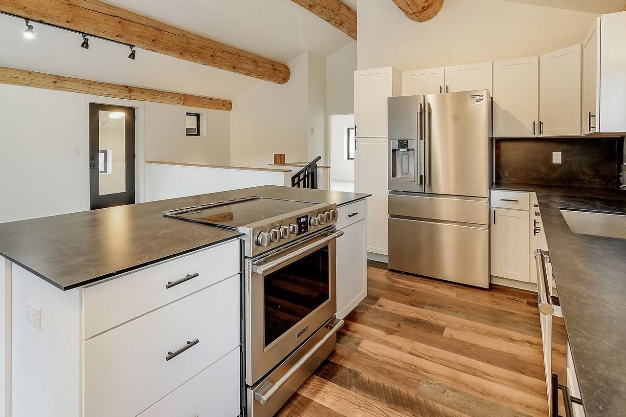 148 N Aspen St - Photo 3 of 31