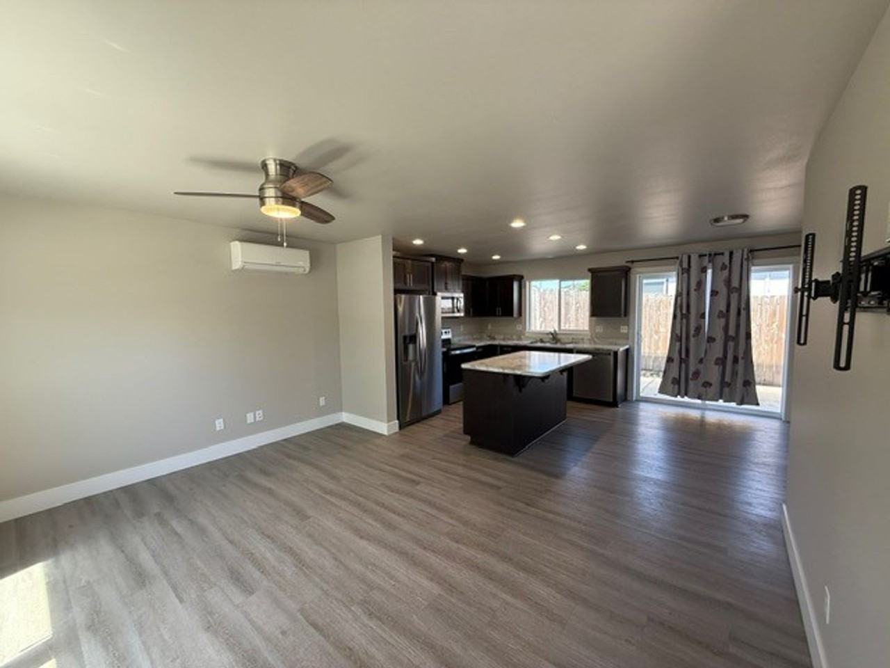 240 Ne College Ave - Photo 5 of 20