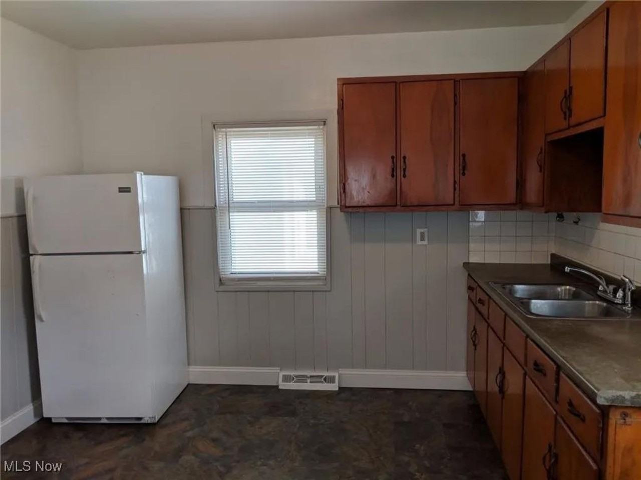 3205 Searsdale Ave - Photo 3 of 13