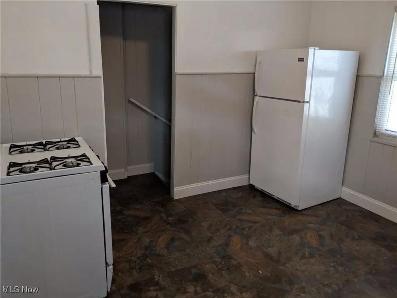 3205 Searsdale Ave - Photo 5 of 13