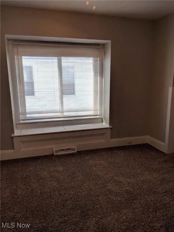 3205 Searsdale Ave - Photo 7 of 13