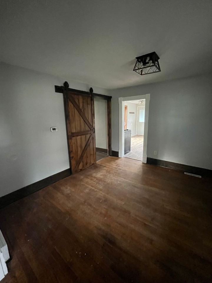 113 N Van Buren St - Photo 3 of 8