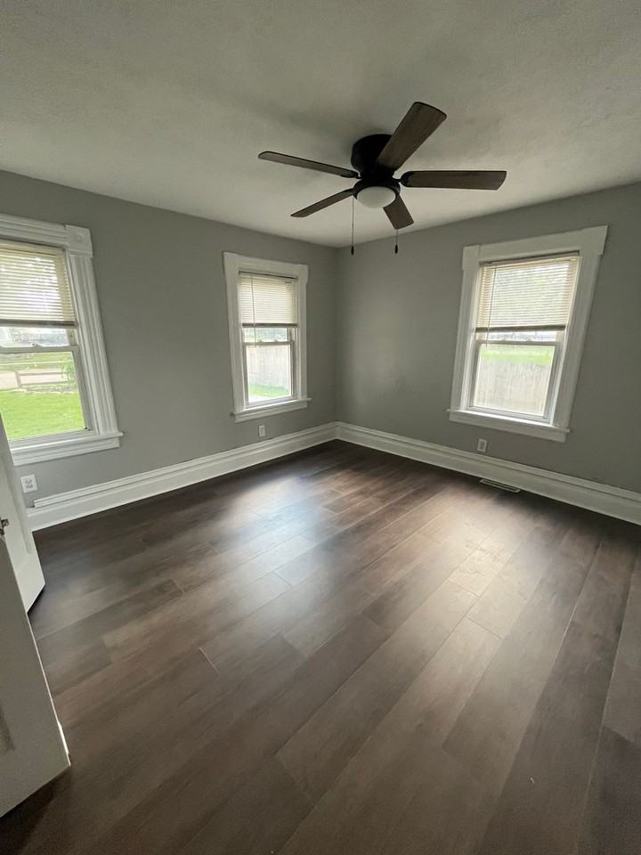 113 N Van Buren St - Photo 6 of 8