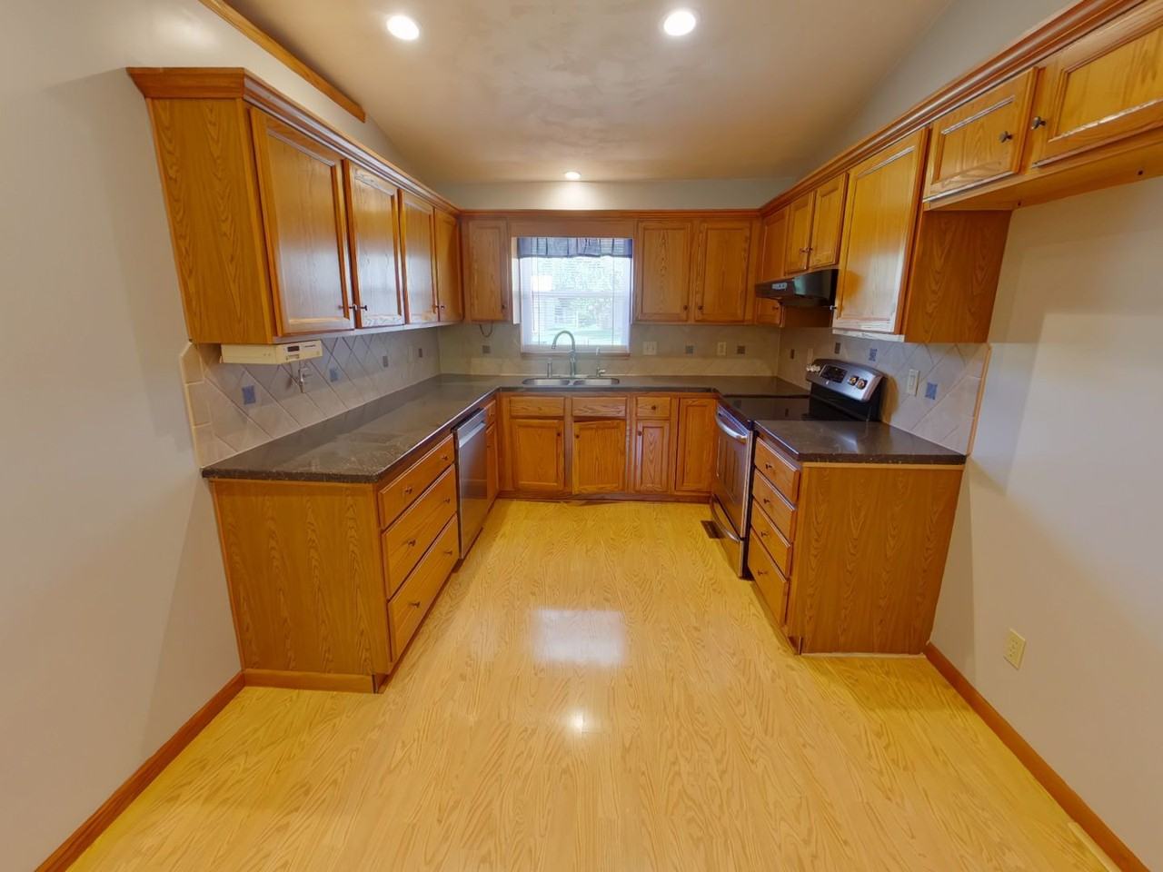 650 S Highland Dr - Photo 4 of 13