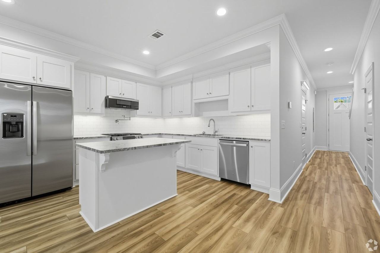 1054 1054 - 5369 Hamilton Green * - Photo 3 of 13