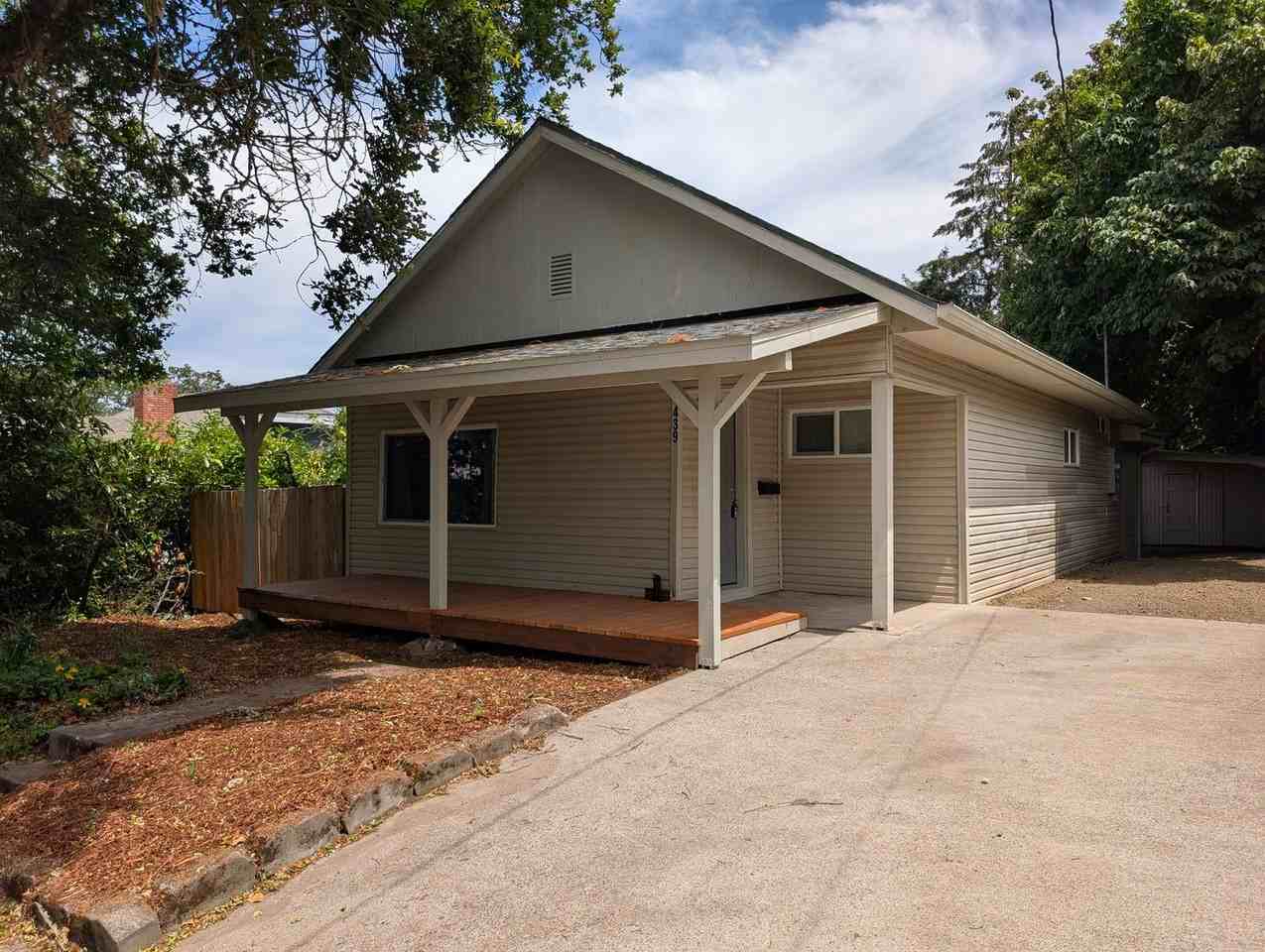 439 S 4th St - Photo 2 of 26