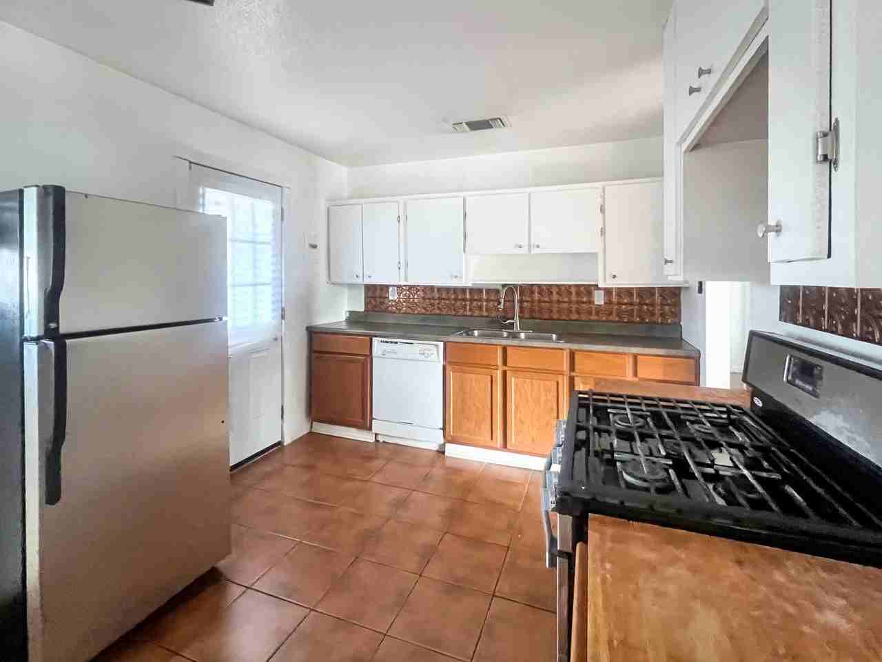 1736 N Penasco Dr - Photo 4 of 10