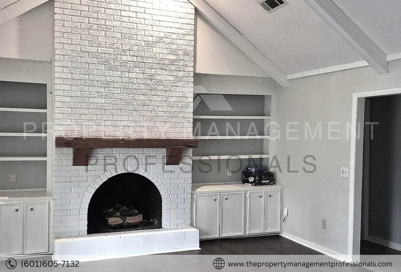1102 Martin Dr - Photo 4 of 24