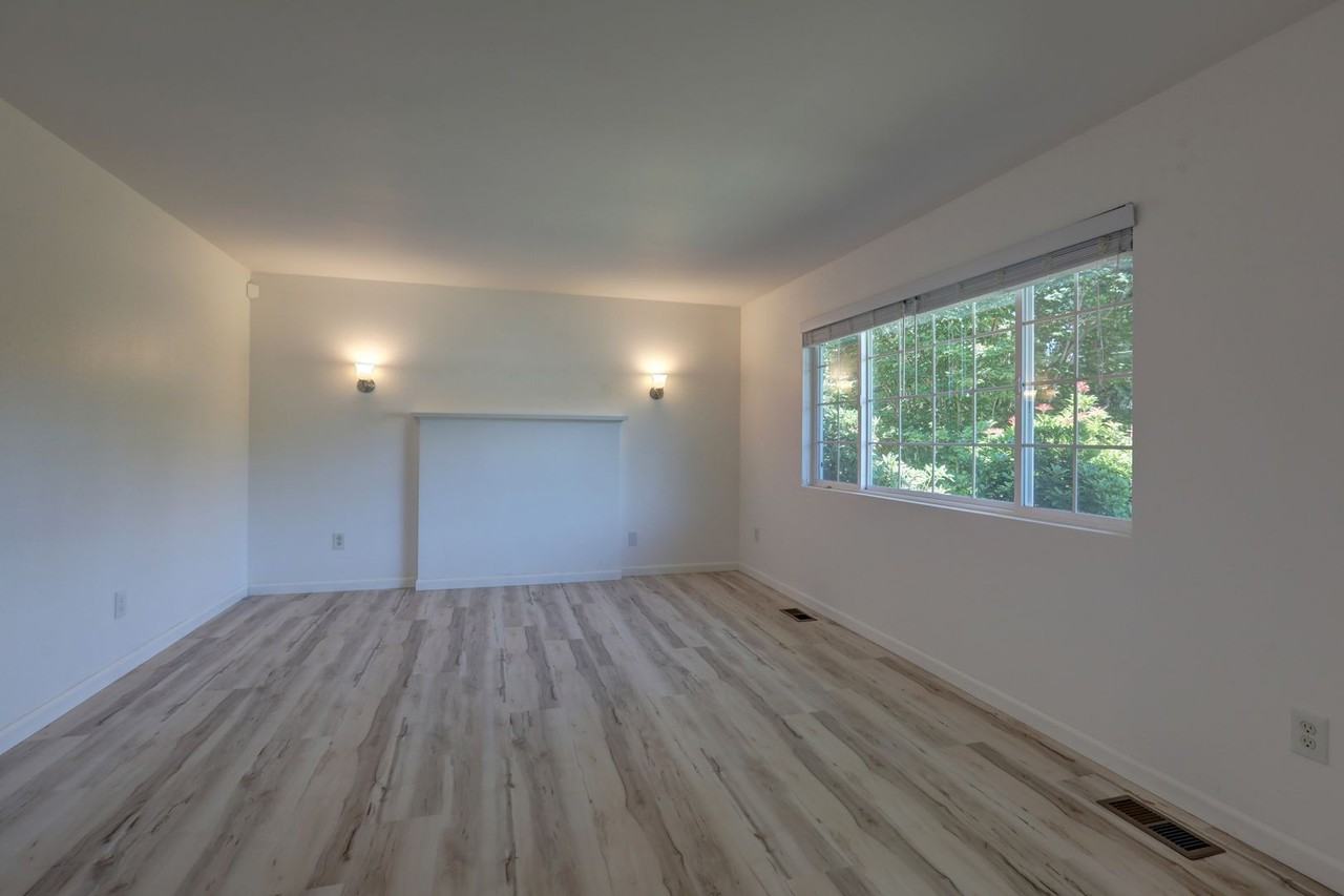 8015 Ne 143rd St - Photo 4 of 21