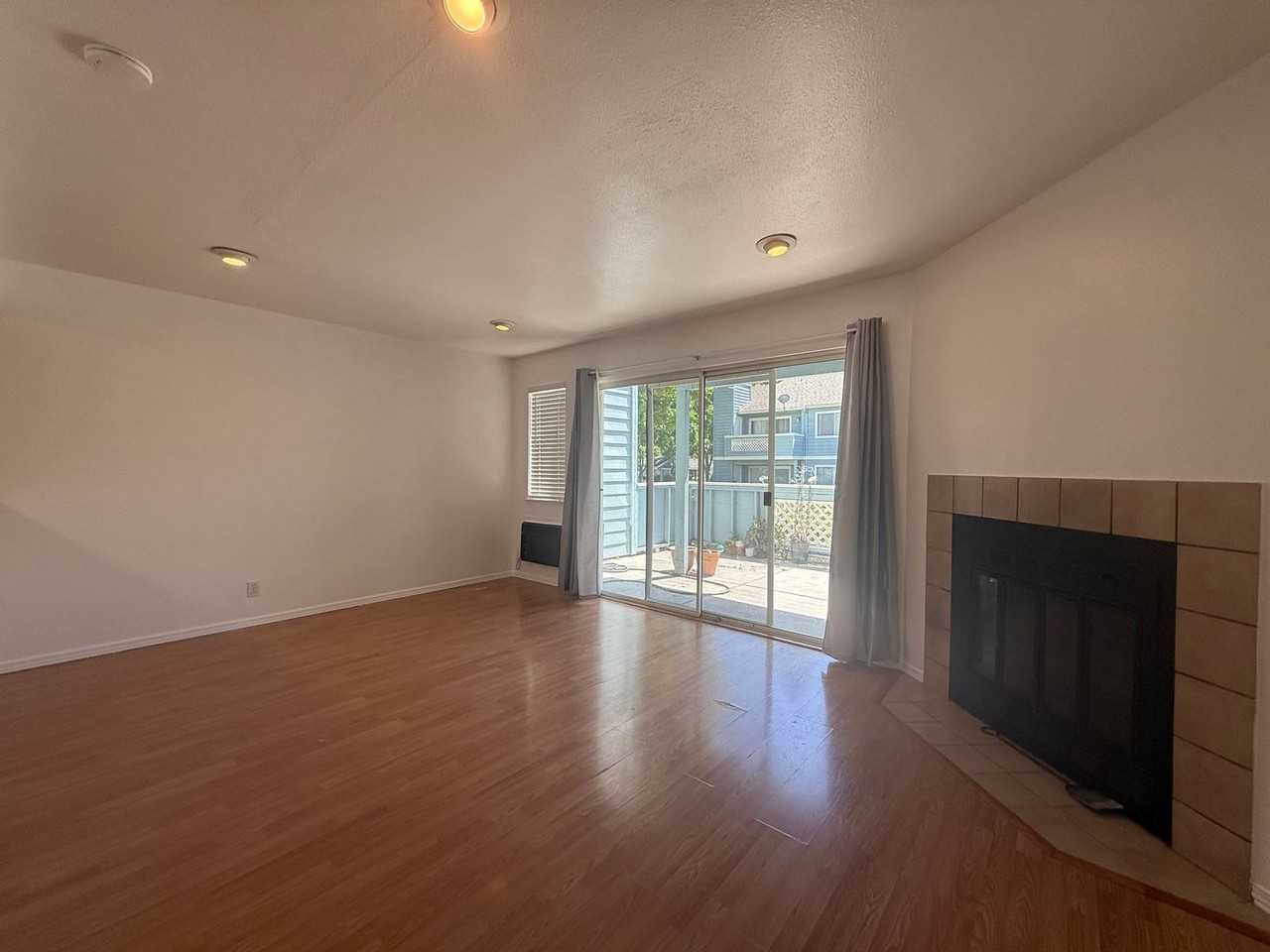 1505 Four Oaks Cir - Photo 4 of 11