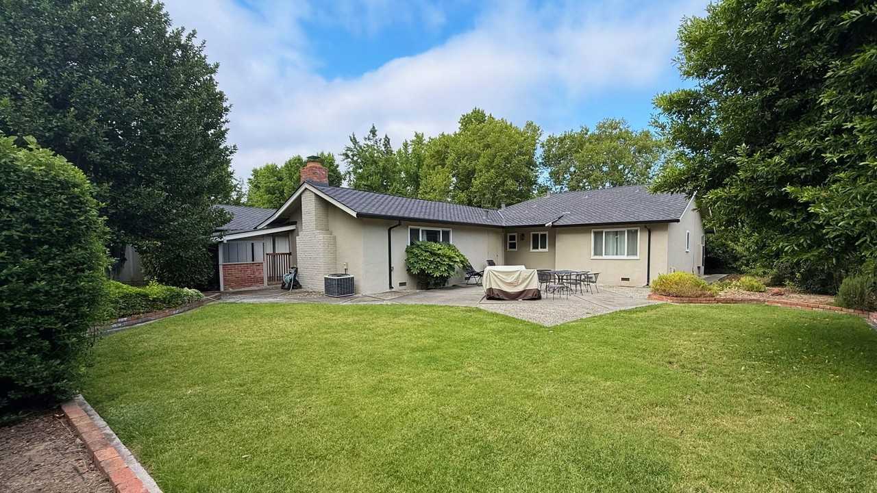 1711 Cabana Dr - Photo 5 of 30