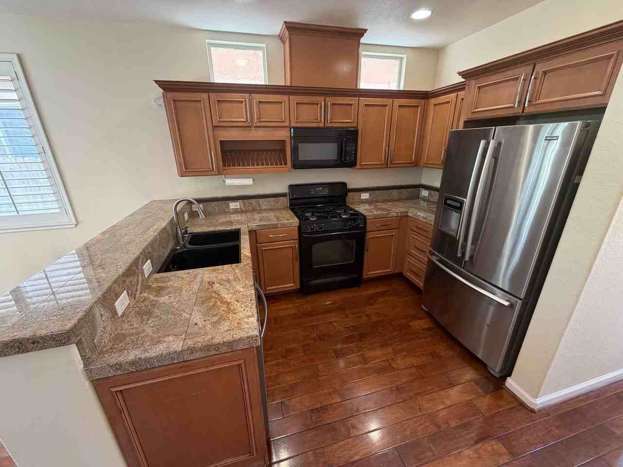 5028 Ocean Ln - Photo 5 of 29