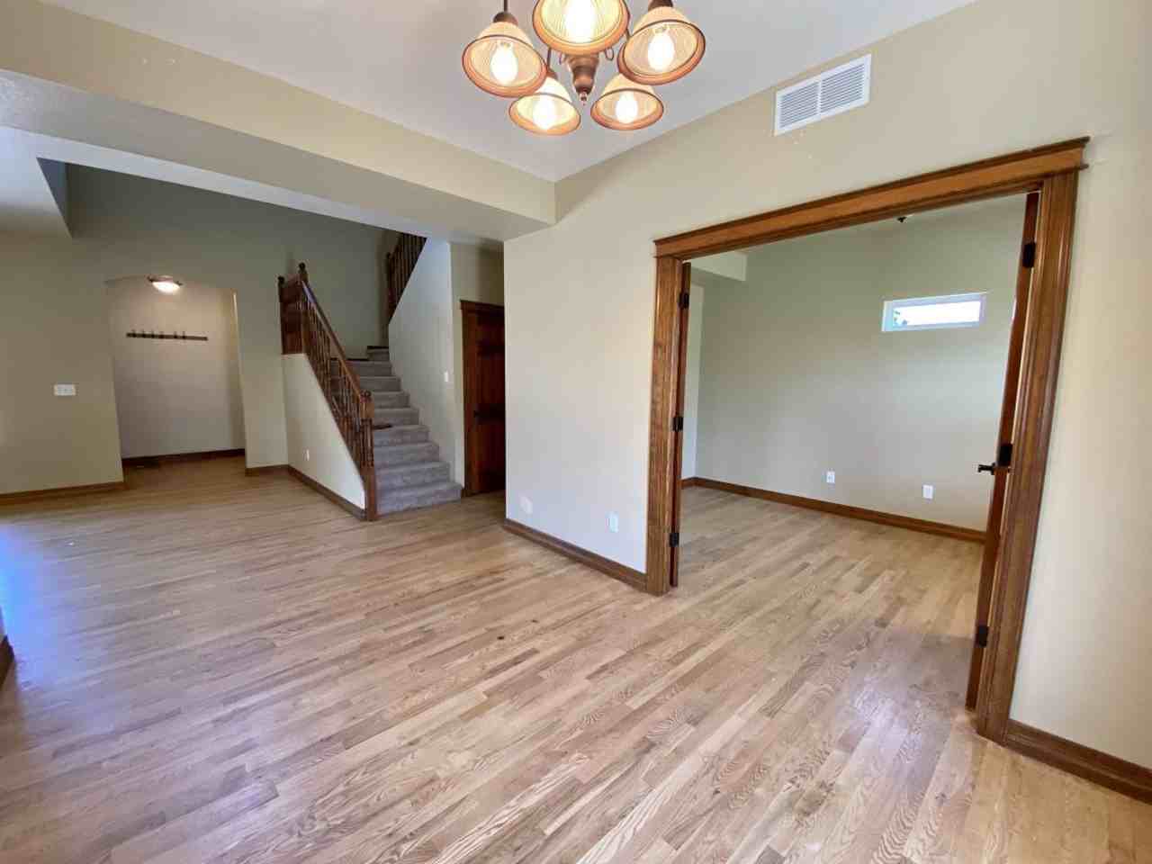 2209 Sunbury Ln - Photo 4 of 26