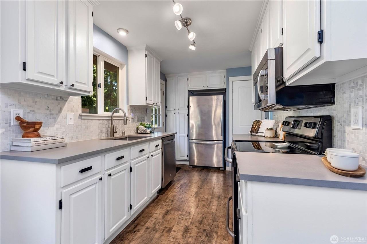 19011 Grannis Rd - Photo 4 of 12