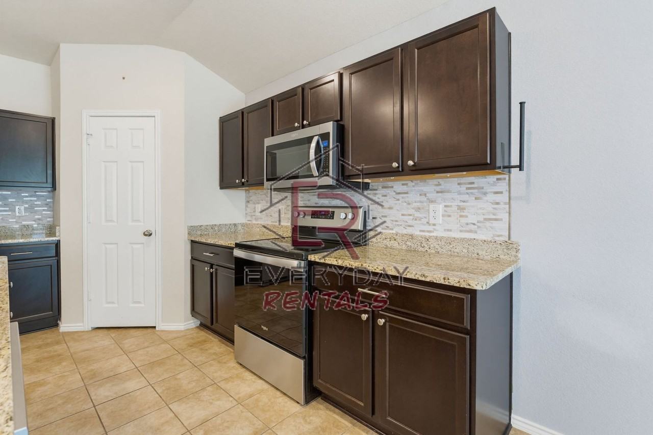 9506 Malkier Dr - Photo 4 of 15