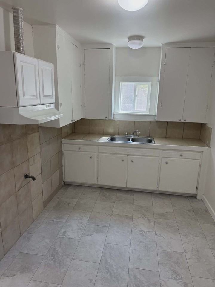 824 E Merced St - Photo 4 of 9