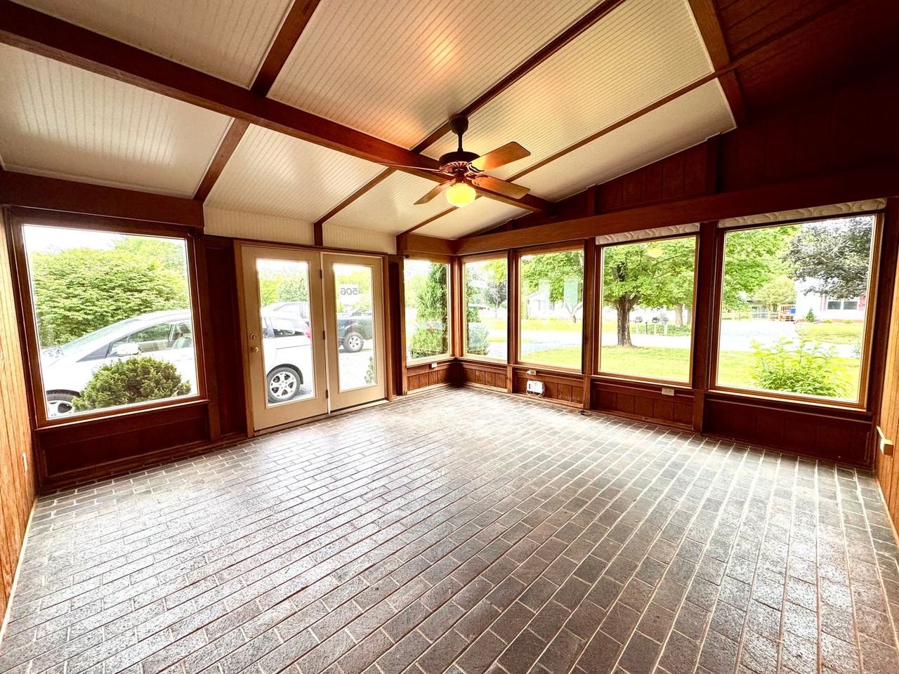 506 E Riverside Dr - Photo 5 of 27