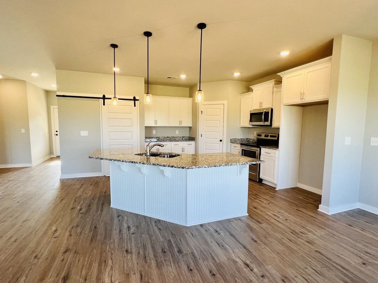 731 N Main St - Photo 4 of 22