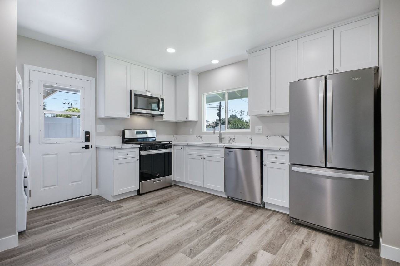 1076 El Campo Dr - Photo 3 of 13