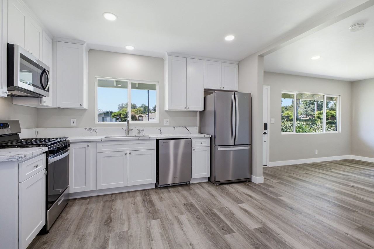 1076 El Campo Dr - Photo 5 of 13